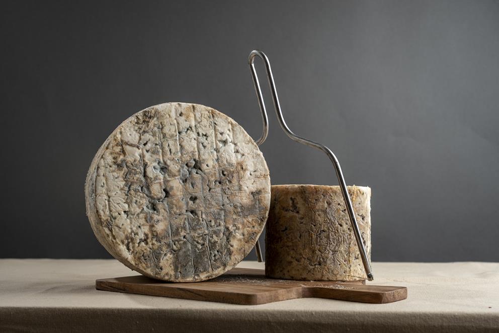 Dos ruedas del queso azul Estrella La Peral, en formato grande y mediano, presentadas al natural sin su envoltorio para apreciar su corteza.